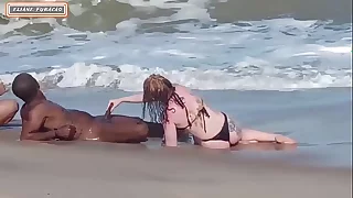 Fizemos sexo com estranho na praia ele deixou nós duas toda fodida